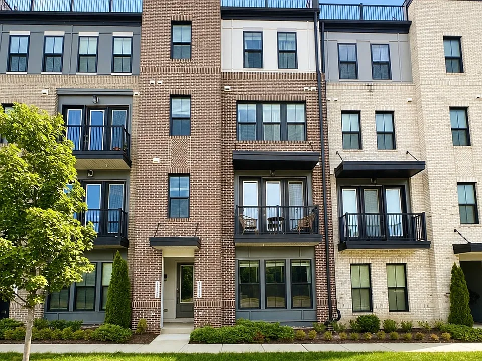 43256 Farringdon Sq