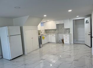 22140 59th Ave, Oakland Gardens, NY 11364