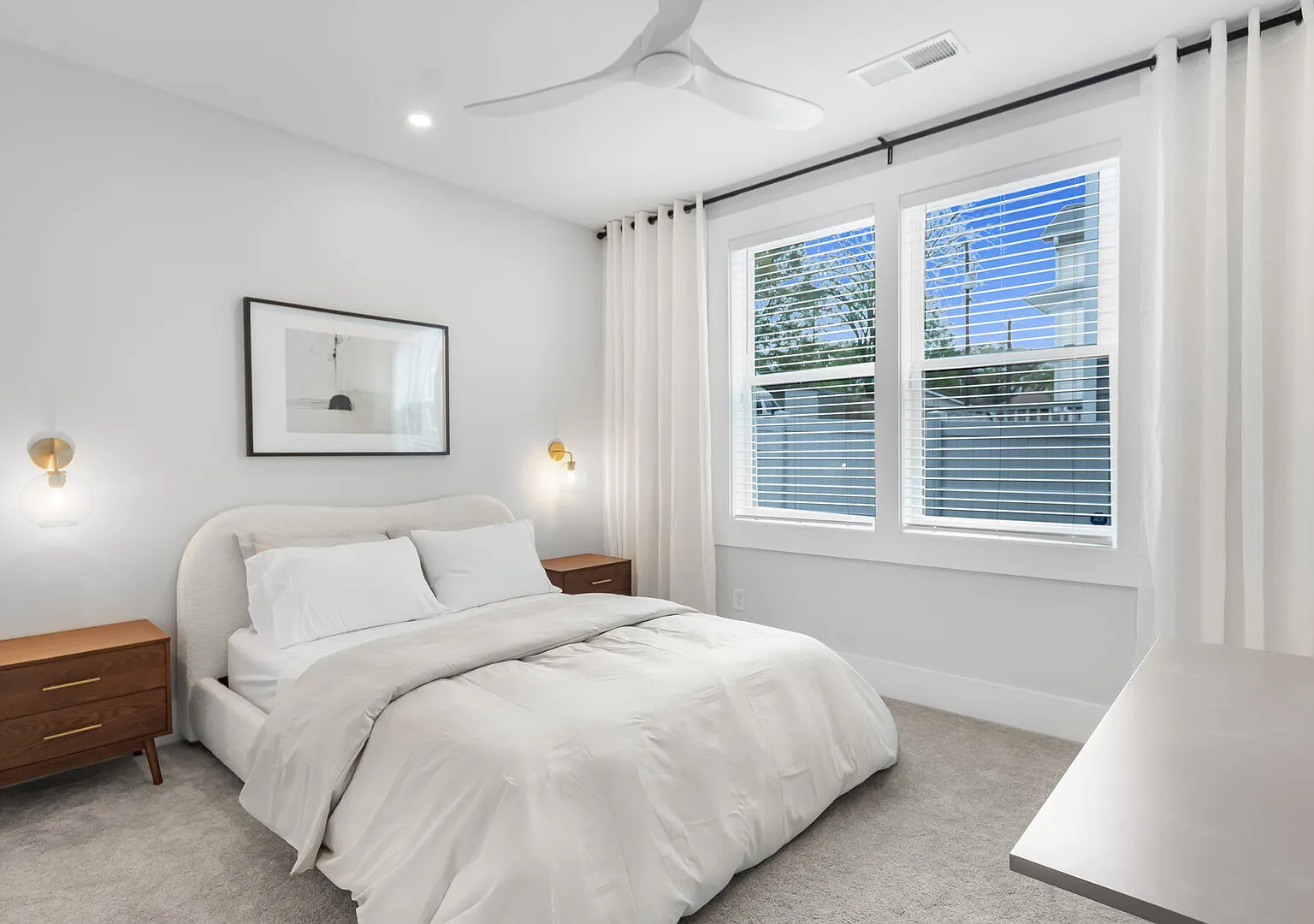 The Blackstone Manor - 4BR Home with Skyline View — Photo 3