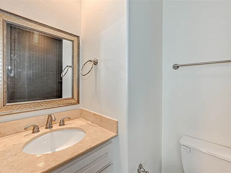 3rd floor guest room's bathroom
