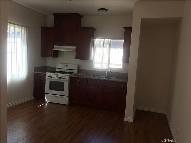 467 N Marengo Ave — Photo 3