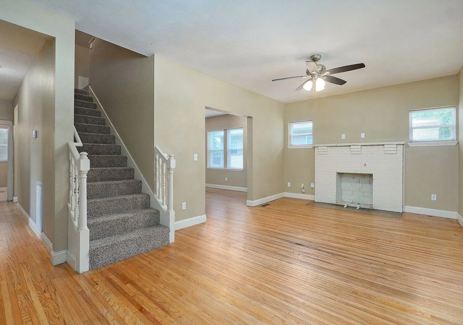 Spacious 4 Bed / 2 Bath Home with Loft & Huge Backyard 2 Blocks from MSU! — Photo 3