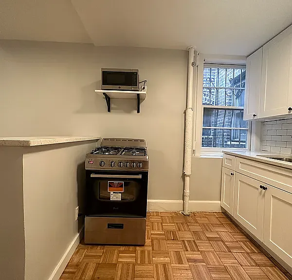 422 W 56th St #11 — Photo 4