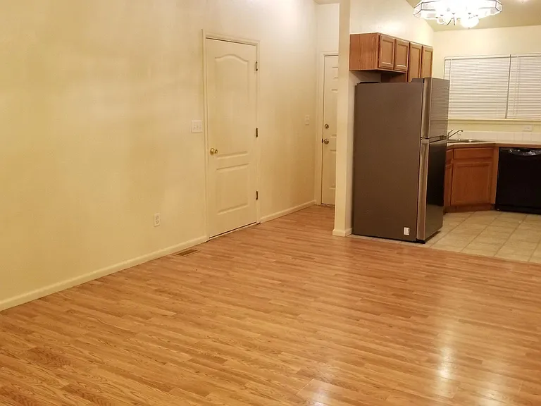 877 E 20th Street Dr — Photo 3