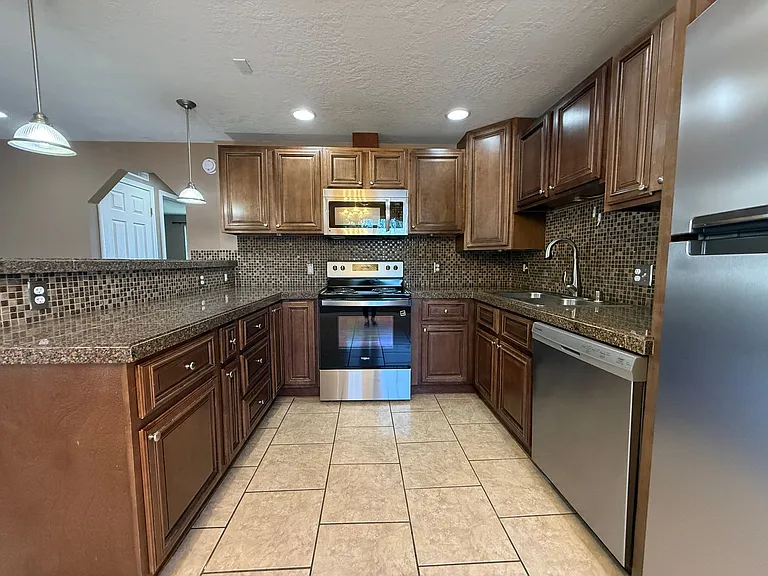 526 S 40th Ave #D — Photo 8