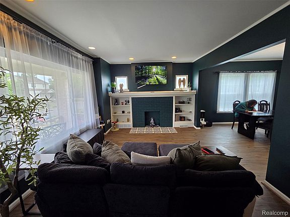 4th image of 4175 Beaconsfield St