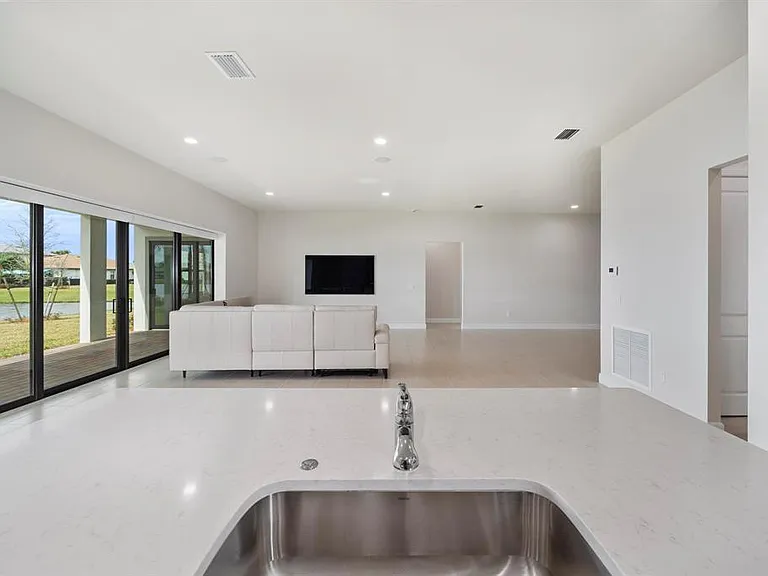 818 SE Courances Dr — Photo 4