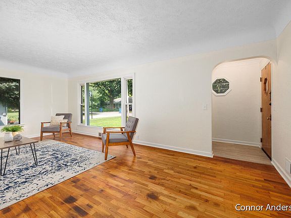 5th image of 3945 Filkins Dr NE