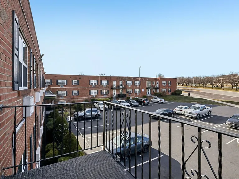 Oakland Terrace Apartments — Photo 13