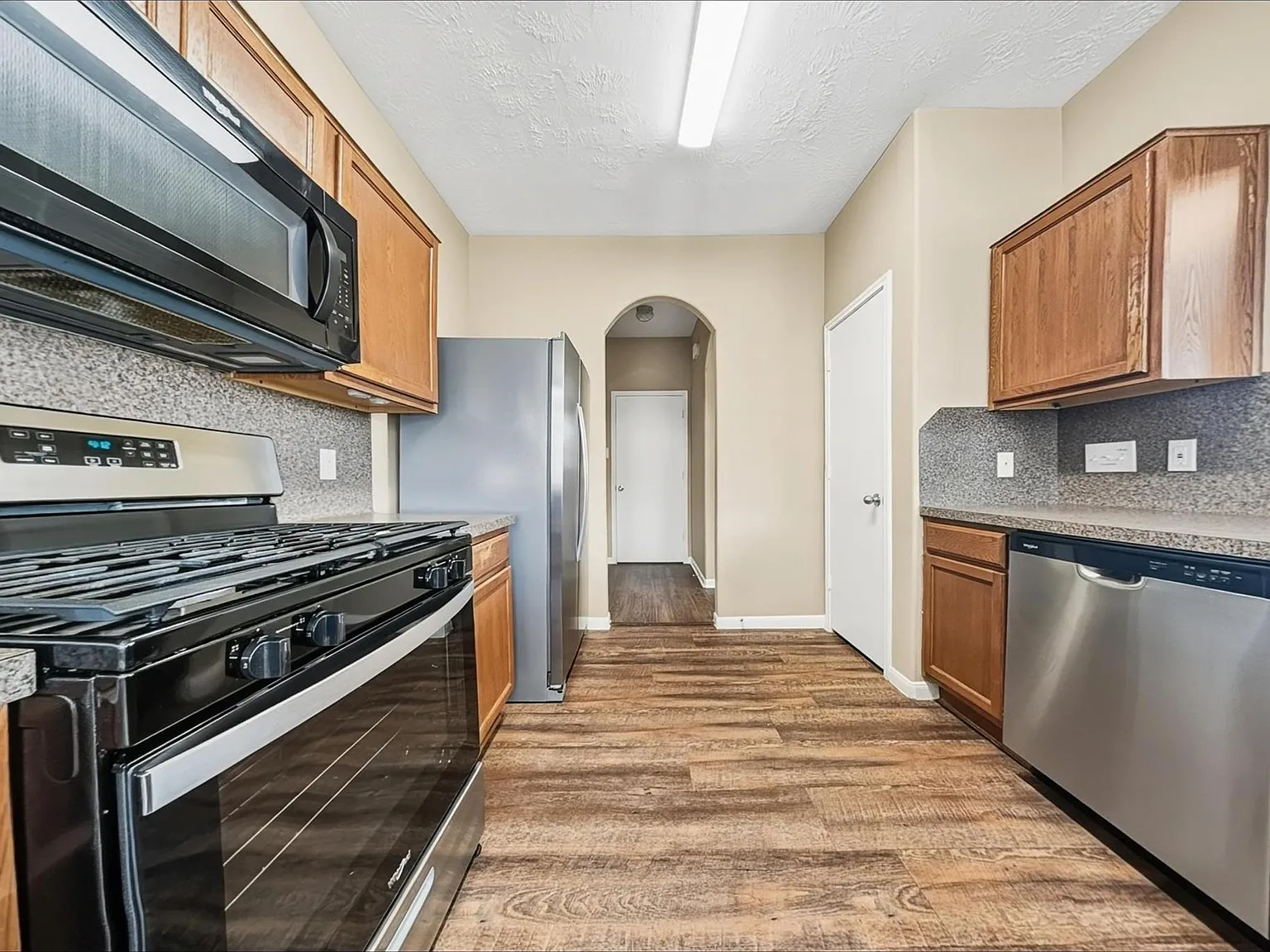 3 bed, 2.0 bath, 1608 sqft, $1,945 — Photo 3