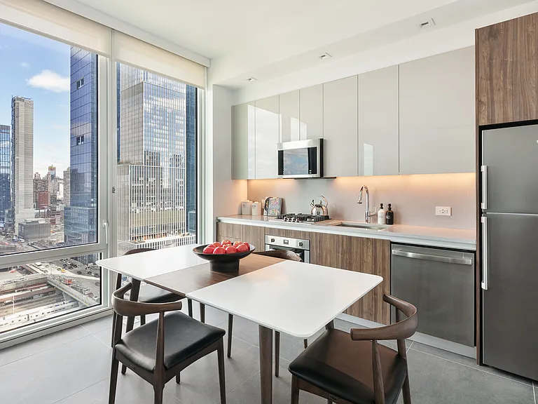 606 W 30th St #20E — Photo 3