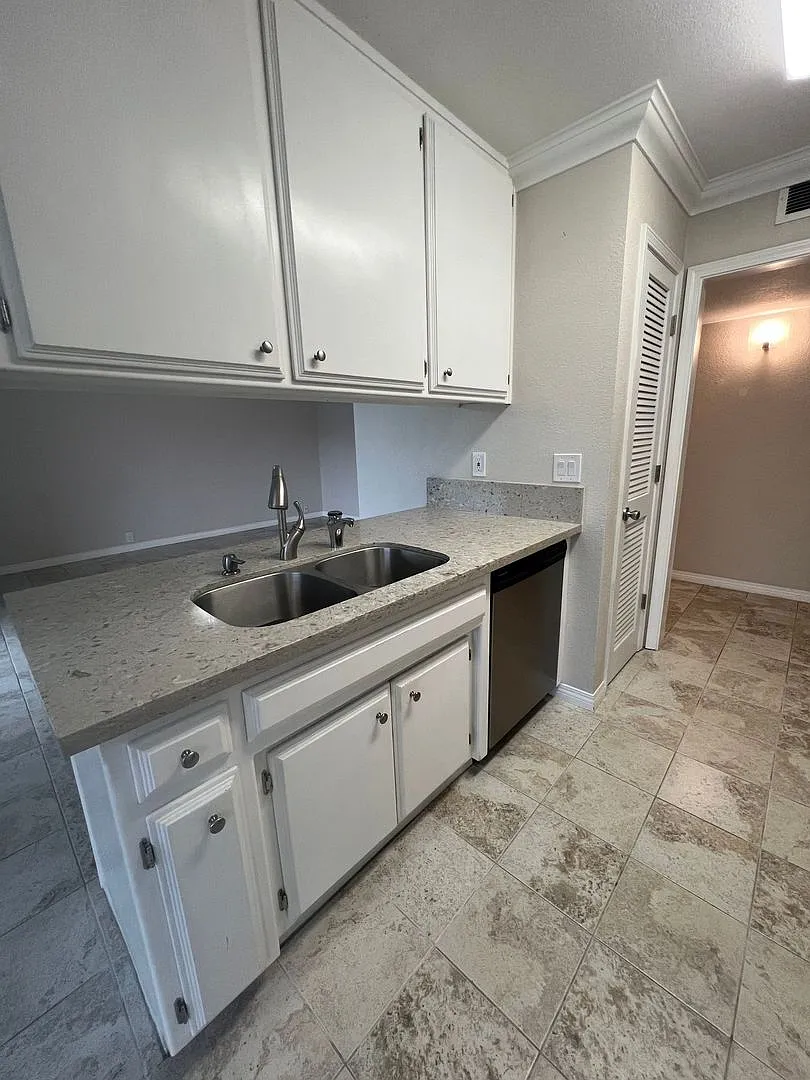 1015 Lakeside Dr. — Photo 1