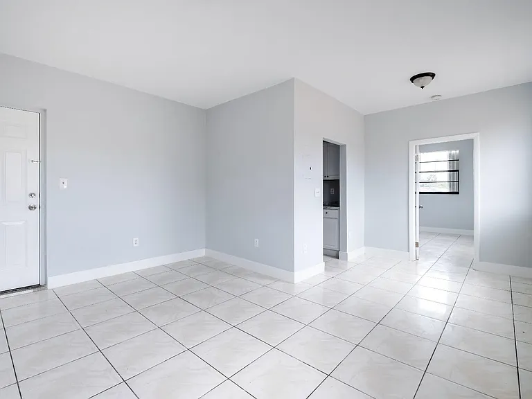 845 SW 4th St #7 — Photo 1