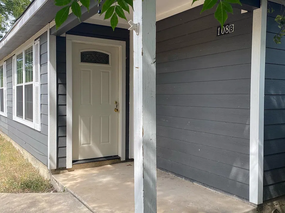 108 Rosewood Ave #B