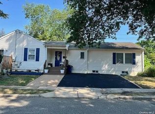 301 Laurel Rd, Northport, NY 11768