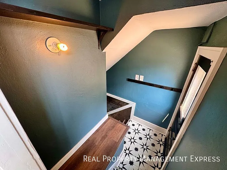 509 W 25th St — Photo 46