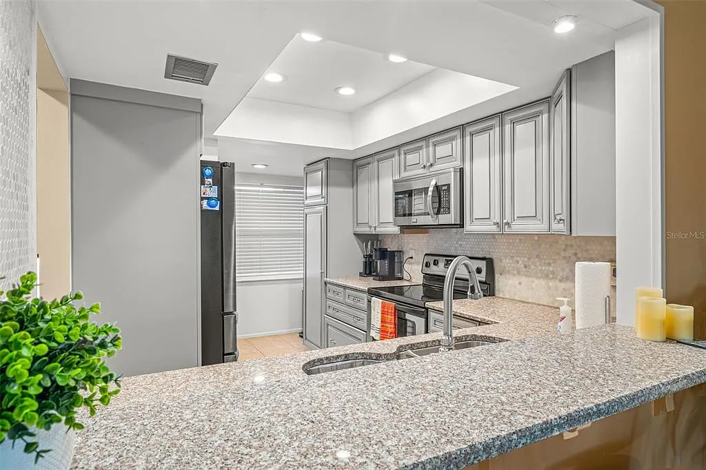 2 bed, 956 sqft, $2,400 — Photo 2