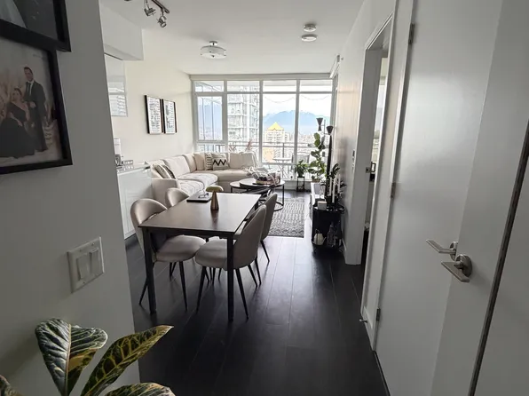 2085 Skyline Ct #25, Burnaby, BC V5C 0M6