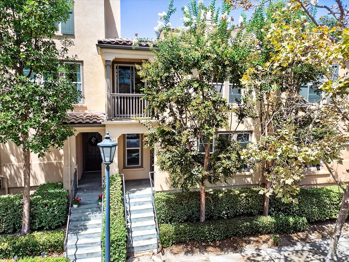 3 bed, 2.5 bath, 1460 sqft, $4,200 — Photo 3