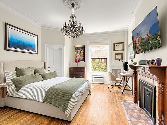 3rd image of 136 W 78th St APT 3