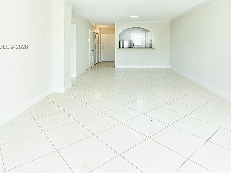 2555 NE 11th St #310 — Photo 7