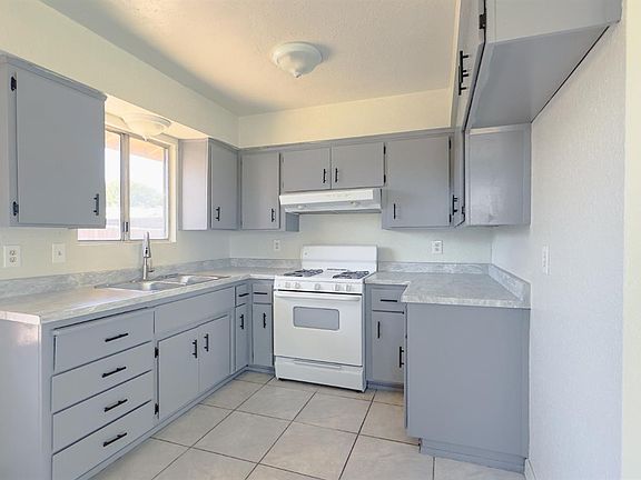 5th image of 700 S Corcoran Ave