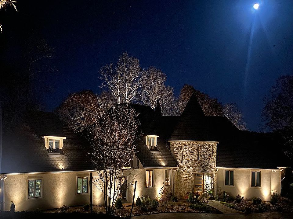 2nd image of 1015 Oakshire Ln