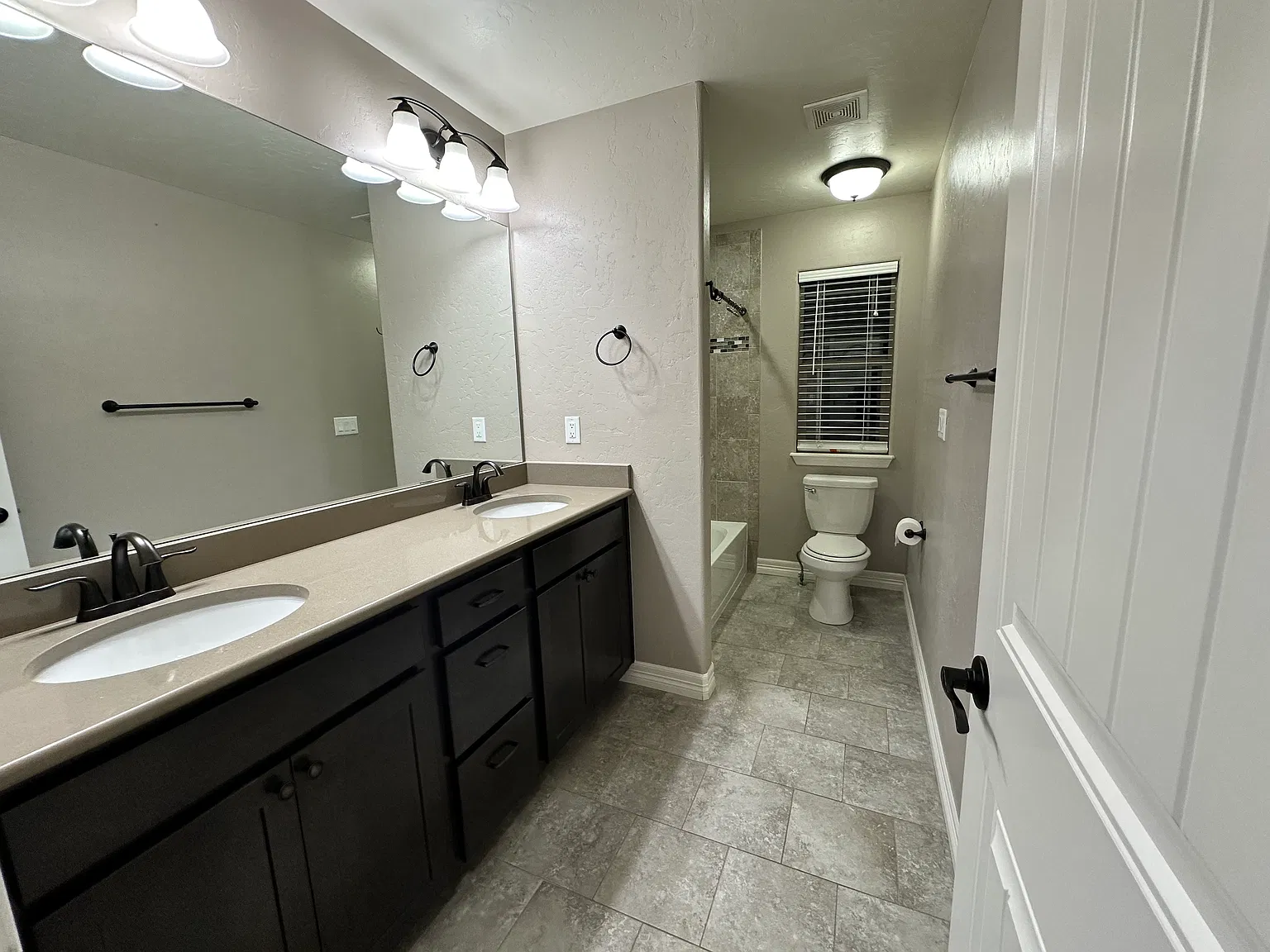 5 bed, 3686 sqft, $3,500 — Photo 4