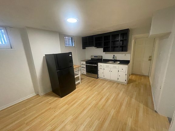 3rd image of 1142 N Washington St #6
