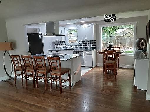 Kitchen, bar, breakfast nook