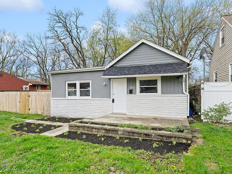 2707 Woodland Ave — Photo 2