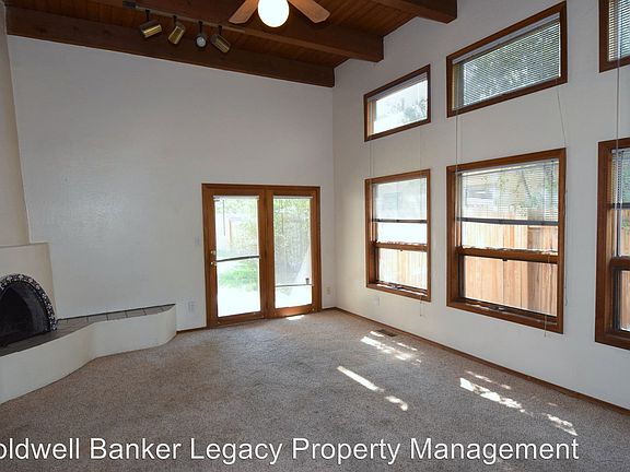 3rd image of 1028 Stanford Dr NE