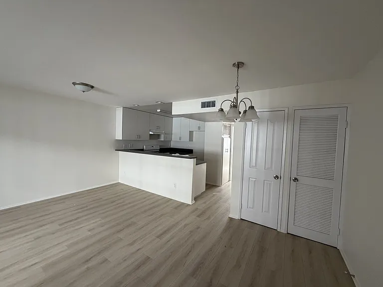1051 E Spazier Ave #B — Photo 8