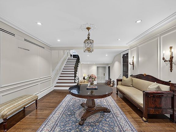 4th image of 6 E 69th St