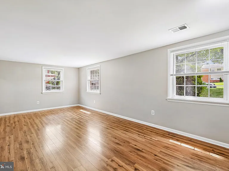 1103 Playford Ln — Photo 19