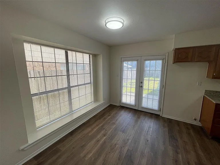 1513 Liberty Ln — Photo 6