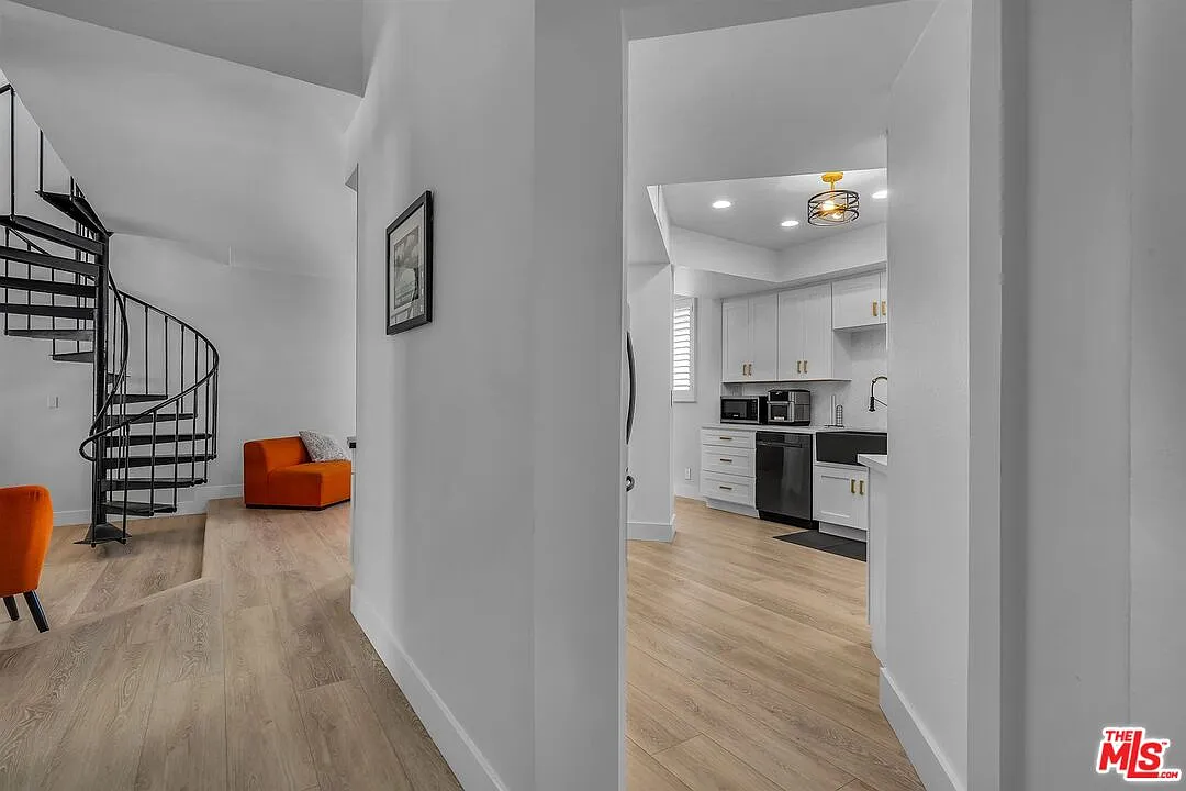 2 bed, 2.0 bath, 1272 sqft, $6,500 — Photo 4