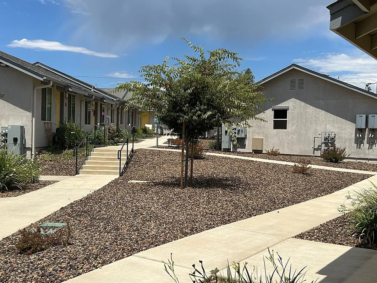 Building Photo - Paradise Gardens II