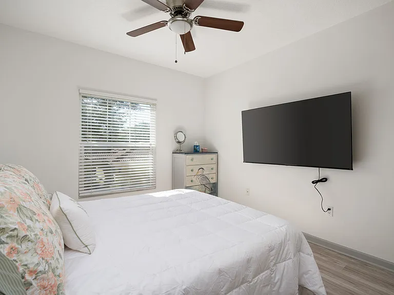 Primary bedroom w/ensuite bath and walk-in closet