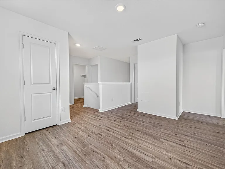 654 Amesbury Rd — Photo 33