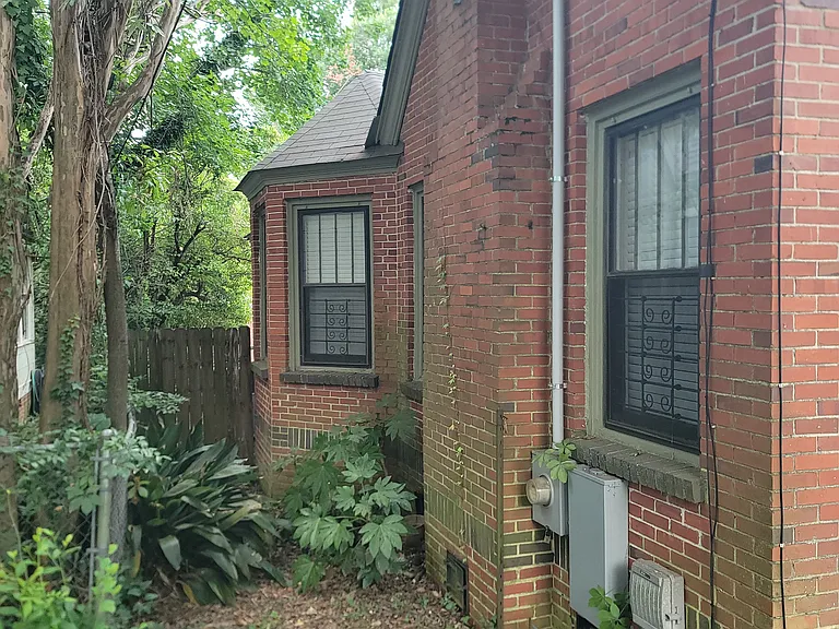 1928 Winona Ave — Photo 5