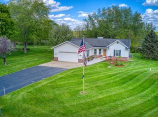 W276S9020 Hidden Lakes Dr, Mukwonago, WI 53149