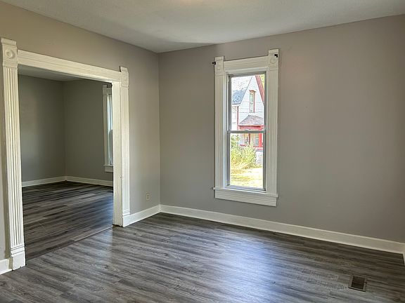3rd image of 928 N Rockton Ave