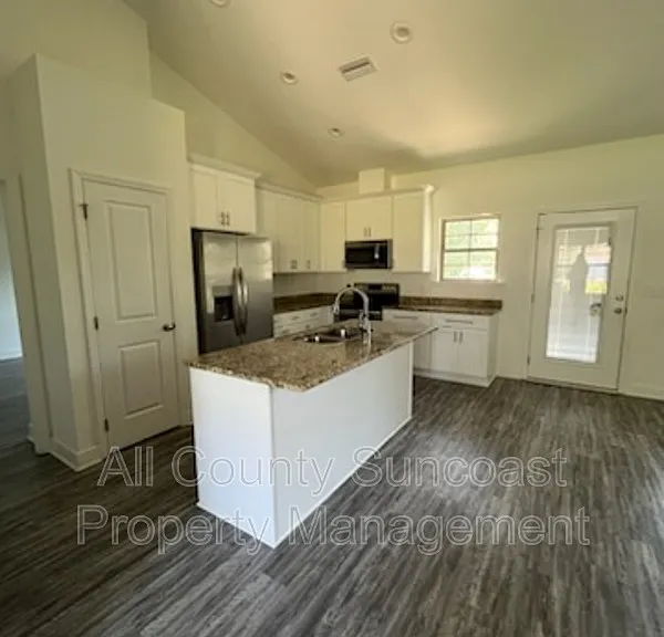 1605 Willow Rd — Photo 2