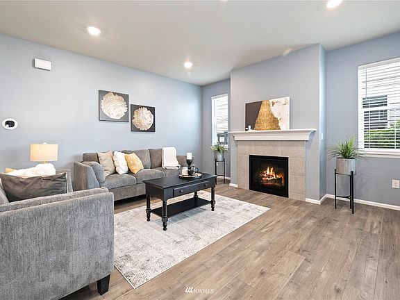 Beautiful living room with gas fireplace >