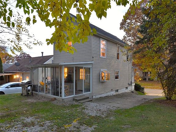 2nd image of 1541 Campbell St