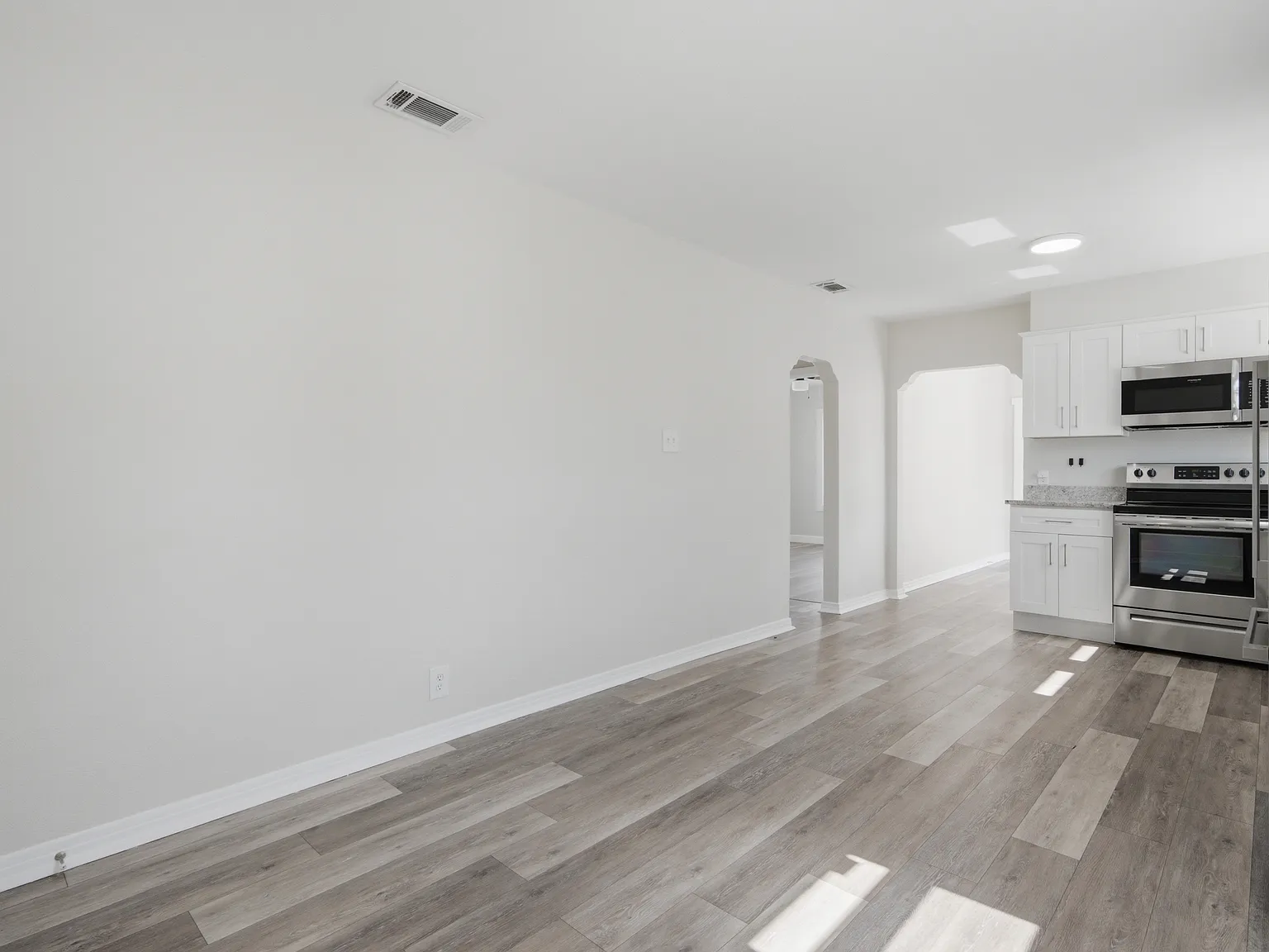Main — Photo 3