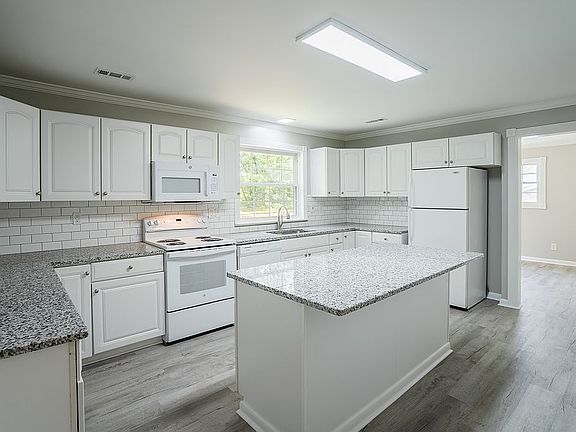 3rd image of 308 Crest Dr