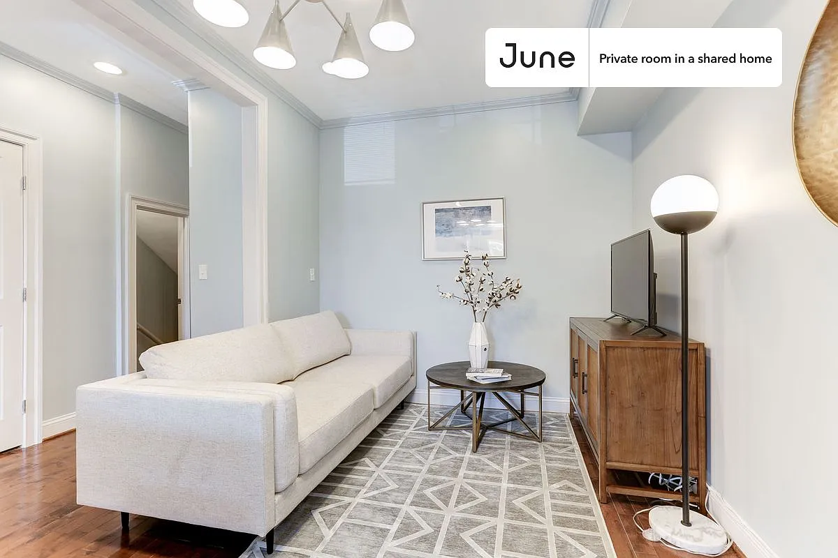 Full bedroom in 5 bed/3.5 bath home in Capitol Hill #105 A — Photo 4