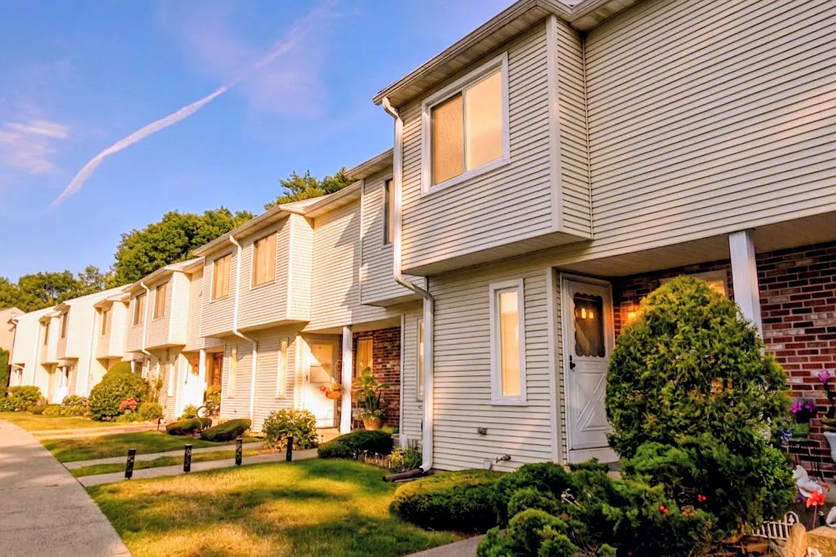 2 bed, 1.5 bath, 1740 sqft, $2,100 — Photo 1